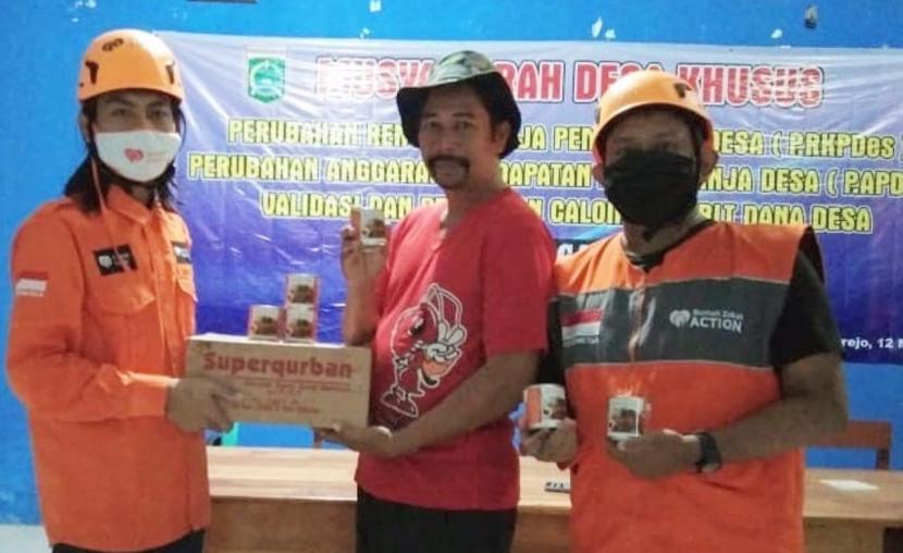 Rumah Zakat salurkan bantuan kornet siaga pangan Superqurban kepada korban banjir di Malang.