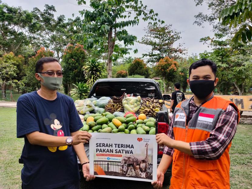 Rumah Zakat salurkan bantuan pakan satwa untuk Kebun Binatang Kasang Kulim, Riau.