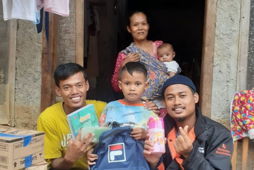 Rumah Zakat salurkan bantuan paket sekolah untuk korban banjir di Lebak, Banten.