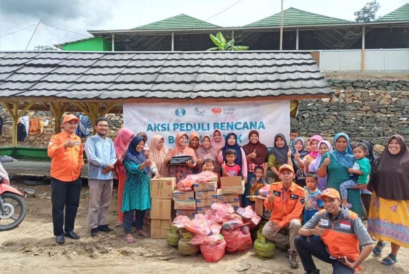 Rumah Zakat salurkan bantuan sembako kepada korban banjir bandang Lebak Banten.