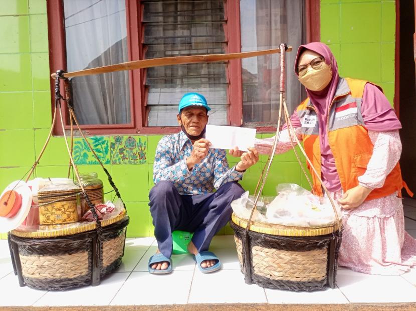 Rumah Zakat salurkan bantuan untuk Kong Jaya (77 tahun), beliau adalah seorang penjual Es selendang mayang keliling di sekitaran kelurahan Tanah Tinggi dan Kampung Pink.