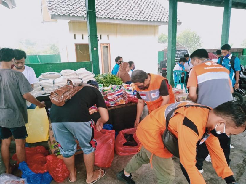 Rumah Zakat salurkan bantuan untuk korban angin puting beliung.