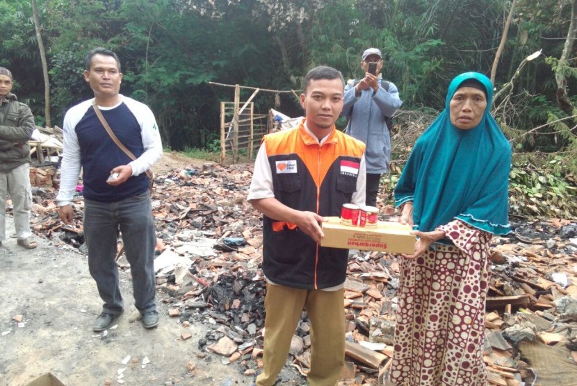 Rumah Zakat salurkan bantuan untuk korban kebakaran Cigedug, Garut.