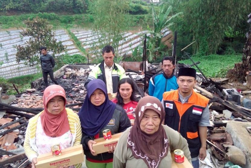 Rumah Zakat salurkan bantuan untuk korban kebakaran di Desa Sukawargi, Kecamatan Cisurupan, Kabupaten Garut.