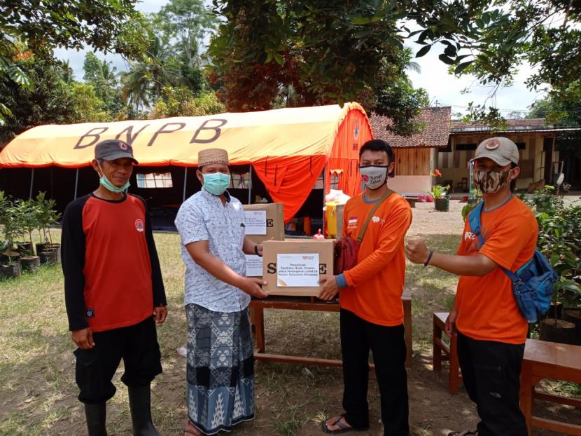 Rumah Zakat salurkan bantuan Vitamin C untuk santri di Banyuwangi. 