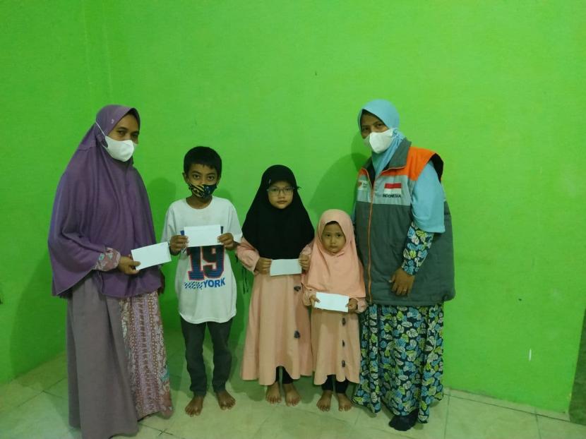 Rumah Zakat salurkan kado lebaran amanah donatur untuk anak-anak dhuafa di Musholla Baiturrahman Desa Pulo RT 04 RW. 03 Kabupaten Rembang, Jawa Tengah. 