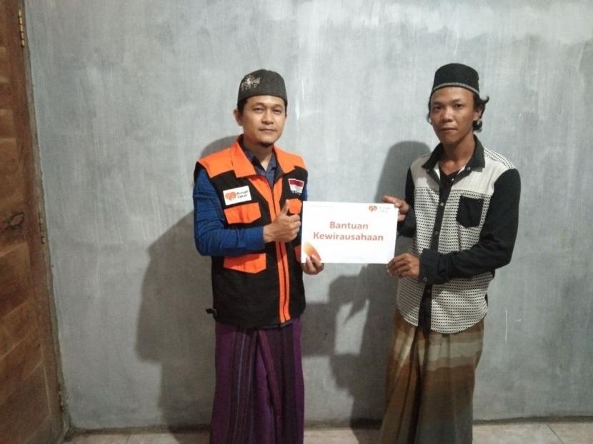 Rumah Zakat Salurkan Modal Usaha kepada dua orang Penerima Manfaat yakni Widiyono seorang pedagang ikan keliling Agus Didik Saputra seorang pedagang sempolan goreng keliling. 