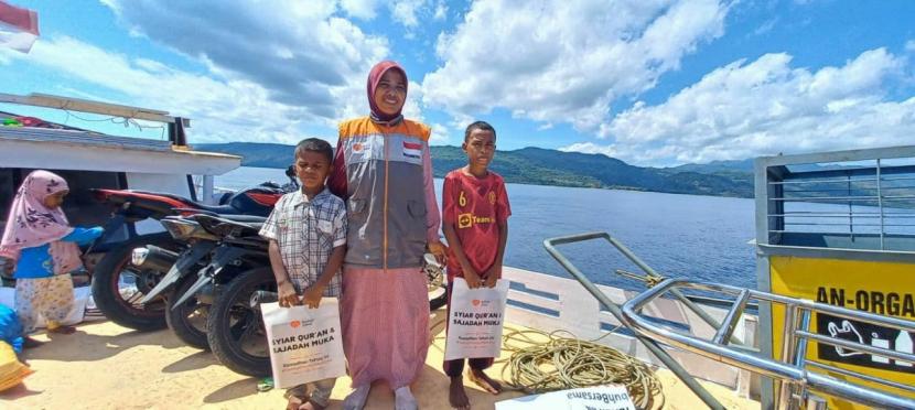  Rumah Zakat salurkan paket Alquran dan sajadah muka dalam Program Syiar Quran untuk warga Desa Marisa, kecamatan Pantar Barat Laut, kabupaten Alor, provinsi Nusa Tenggara Timur.