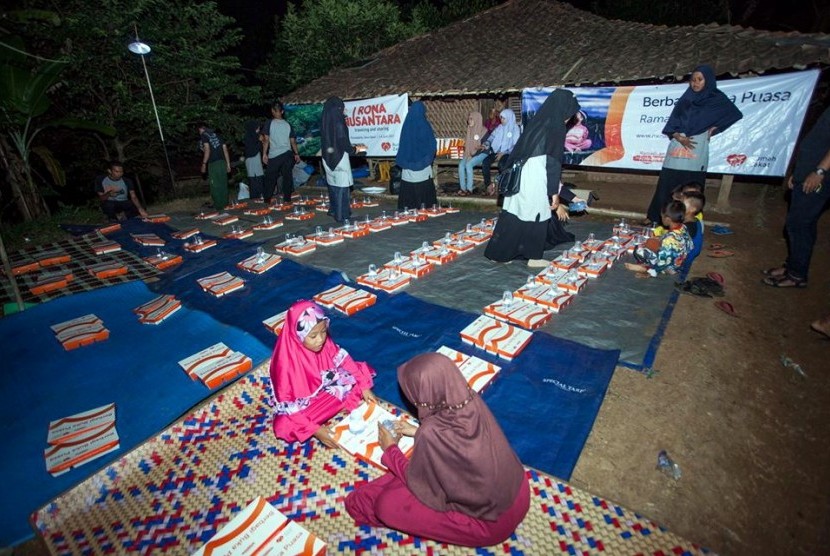 Rumah Zakat Salurkan Paket Ramadhan di Purwakarta