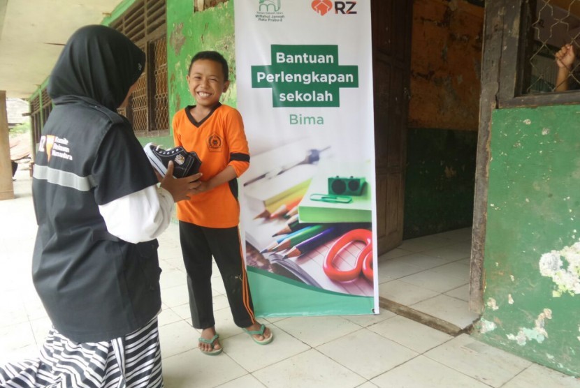 Rumah Zakat serahkan bantuan sepatu untuk pelajar di Bima, NTB.