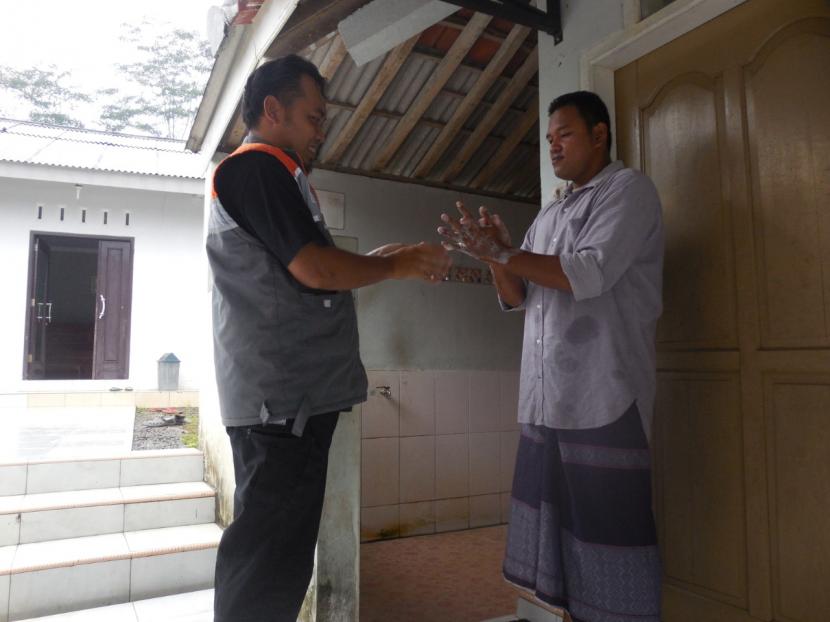 Rumah Zakat sosialisasi Gerakan Masyarakat Hidup Sehat (GerMas) melalui gerakan Cuci Tangan Pakai Sabun (CTPS) kepada takmir masjid.