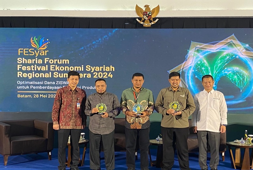 Rumah Zakat Sumatera Barat meraih juara 1 Lembaga Ziswaf Unggulan Fesyar Regional Sumatera. Penghargaan ini diperoleh pada acara Festival Ekonomi Syariah (FESyar) Sumatera 2024 yang digelar Bank Indonesia (BI) di Batam, Selasa (28/05/2024).