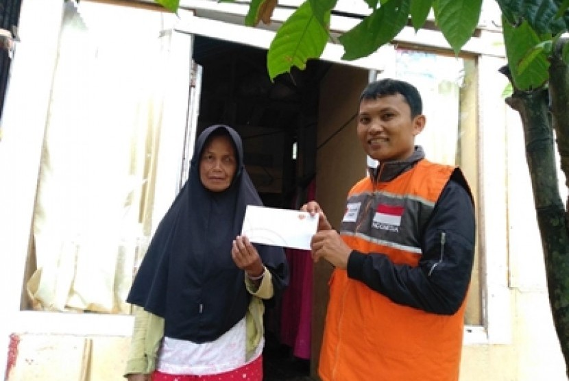 Rumah Zakat Sumatra Barat menyalurkan bantuan pendidikan untuk Salsabila.