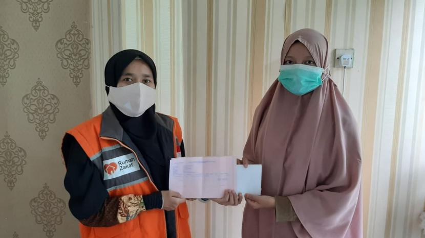 Rumah Zakat Sumatra Barat (Sumbar) menyalurkan bantuan pendidikan untuk 4 orang mahasiswi STAI-PIQ Sumbar, Jumat (15/10). Bantuan pendidikan ini diserahkan langsung ke pihak kampus sebagai pelunasan pembayaran SPP.
