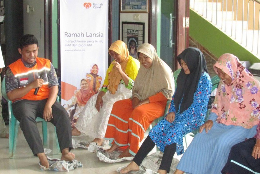 Rumah Zakat Sumatra Selatan melakukan edukasi bagi member lansia di Desa Beradaya Bukit Baru. 