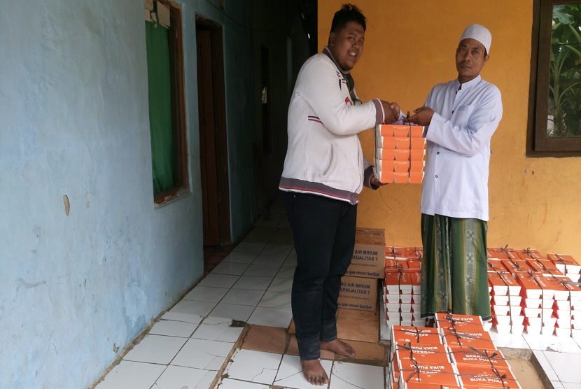 Rumah Zakat Tangerang bersama Relawan Nusantara Tangerang menyalurkan Paket Berbagi Buka Puasa (BBP) di Pesantren Ibtidaul Hasan