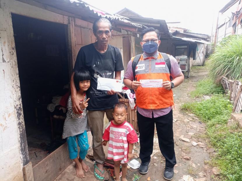 Rumah Zakat Tangerang kembali melakukan penyaluran bantuan yang kini diberikan kepada penerima manfaat atas nama Joko yang tinggal di Jalan Stasiun Tanah Tinggi, Kelurahan TanahTinggi, Kecamatan Tangerang, Kota Tangerang. Jaka Cahyana atau akrab disapa Joko (55 tahun) sudah 4 tahun ini tinggal di kontrakan berukuran 2x2,5 meter bersama anak-anaknya.