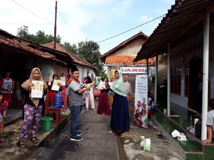 Lembaga nirlaba, Rumah Zakat terus berupaya melakukan pencegahan di desa-desa dengan memberikan edukasi dan sosialisasi. Seperti yang dilakukan Relawan Rumah Zakat di RW 08 Kelurahan Tukmudal Kabupaten Cirebon, Selasa (24/3).
