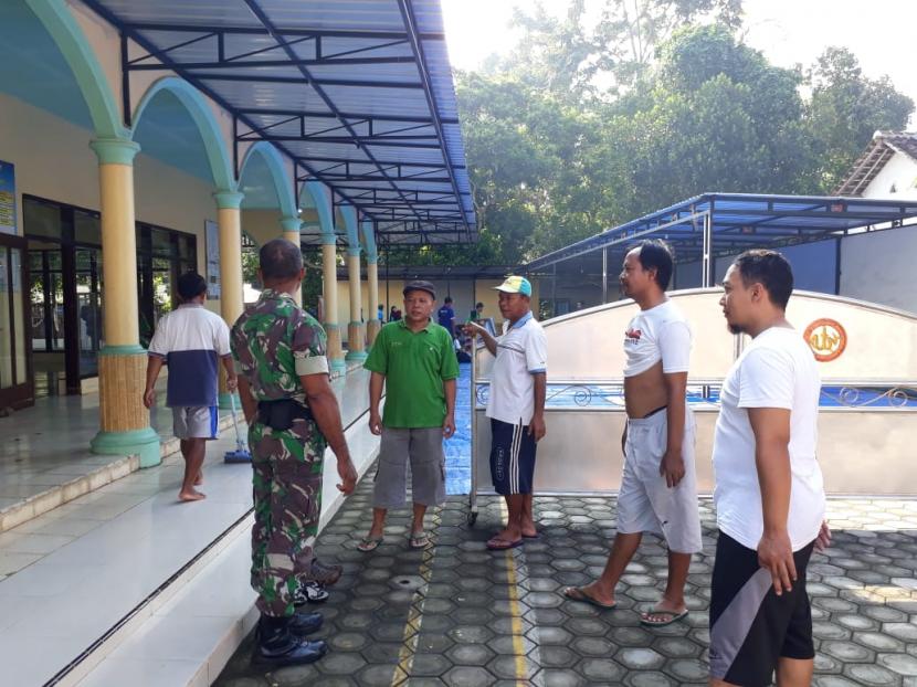 Kerja Bakti Bersihkan Masjid Cegah Covid-19 | Republika Online