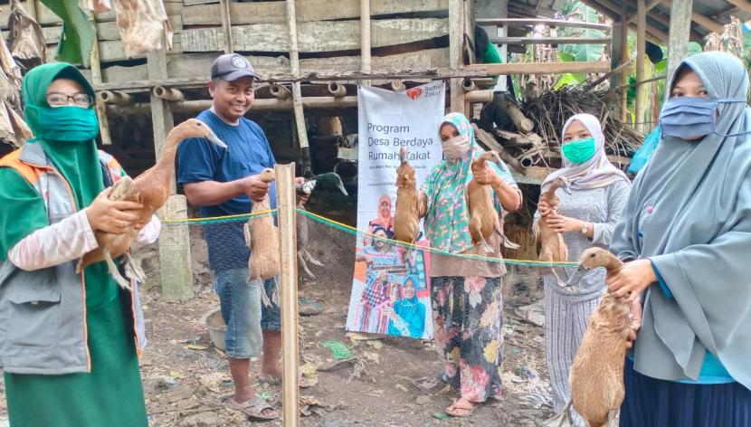 Rumah Zakat terus melakukan aksi pemberdayaan sebagai upaya untuk membantu masyarakat terutama yang terdampak Covid-19. Seperti yang dilakukan di Desa Berdaya Mujur Kecamatan Kroya pada Sabtu (16/8).