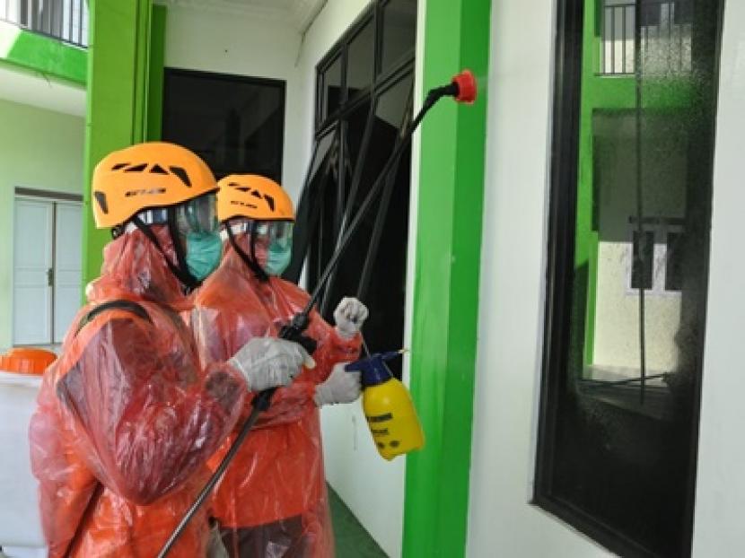 Rumah Zakat terus melakukan pembersihan dengan disinfektan.(Rumah Zakat)