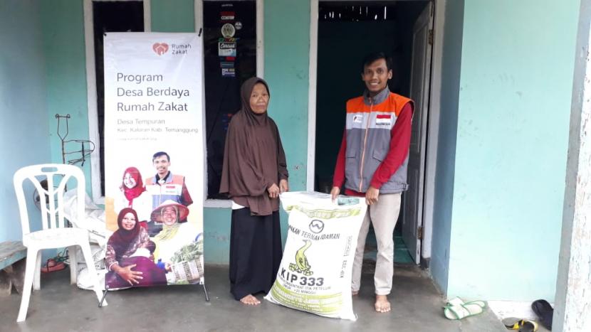 Rumah Zakat turut berpartisipasi dalam program ketahanan pangan nasional dimasa pandemi dengan terus memberikan bantuan kepada masyarakat. Salah satunya bantuan pakan ternak bebek.