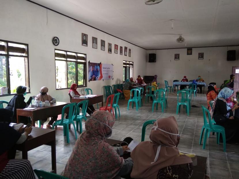 Rumah Zakat turut menggandeng Pemdes Desa Bapangsari dan Puskesmas Dadirejo untuk menyelenggarakan pemeriksaan dan pengobatan gratis bagi lansia yang ada di Desa Bapangsari, Kecamatan Bagelen, Kabupaten Purworejo,  Jawa Tengah Selasa (16/2).