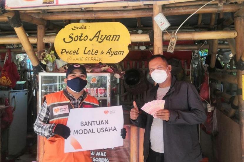 Rumah Zakat turut memperingati Hari UMKM Nasional dengan memberikan bantuan modal kepada pedagang di Saung Bambu Bekasi. Hal ini dilakukan karena dampak ekonomi pandemi yang masih belum berakhir. 