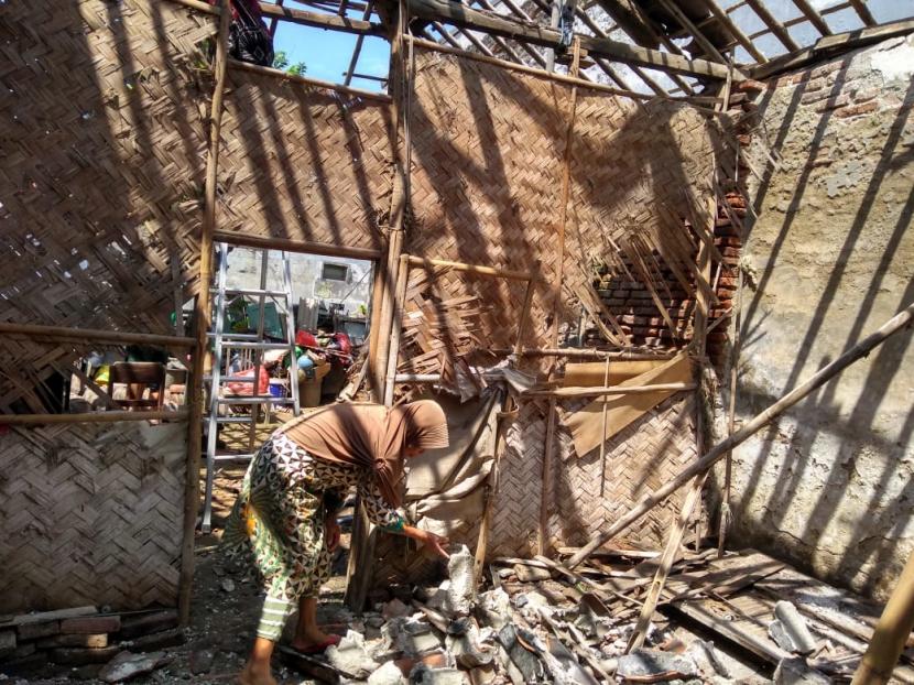 Rumini, warga Kelurahan Paoman, Kecamatan/Kabupaten Indramayu di rumahnya yang rusak patah akibat angin kencang, Kamis (5/1/2023). Sejak lama, Rumini mengajukan perbaikan rutilahu, namun tak kunjung dikabulkan.