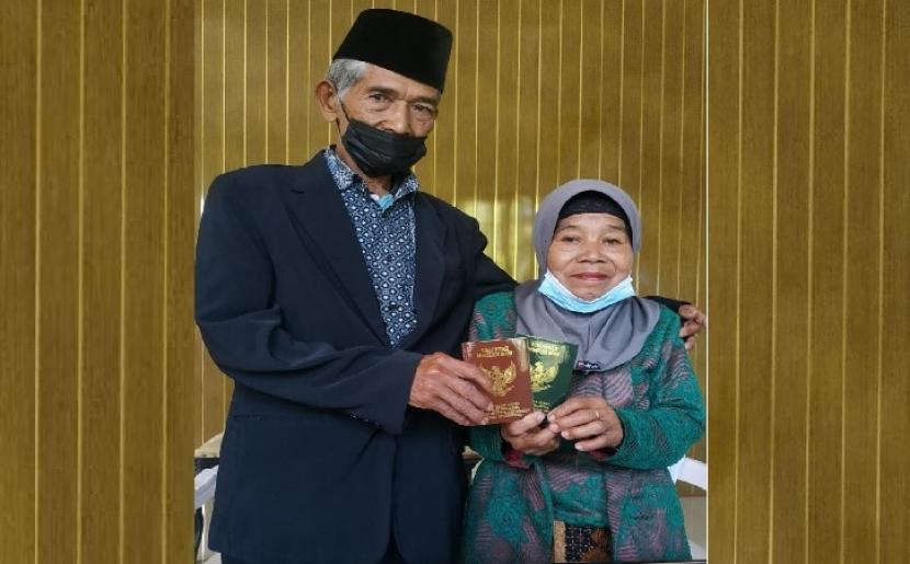 Rumpyuh Tarno Sukarto (93 tahun) dan Sulami (71 tahun), asal Dukuh Pancasan, Desa Sidorejo, Kecamatan Kemalang, Klaten menjadi pasangan pengantin tertua yang melangsungkan akad nikah di Kantor Urusan Agama (KUA) Kemalang.