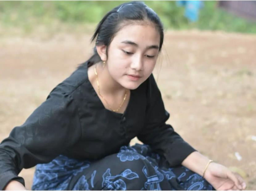 Rumsyah Baduy. Rumsyah merupakan gadis asli asal suku Baduy Luar yang viral di TikTok.