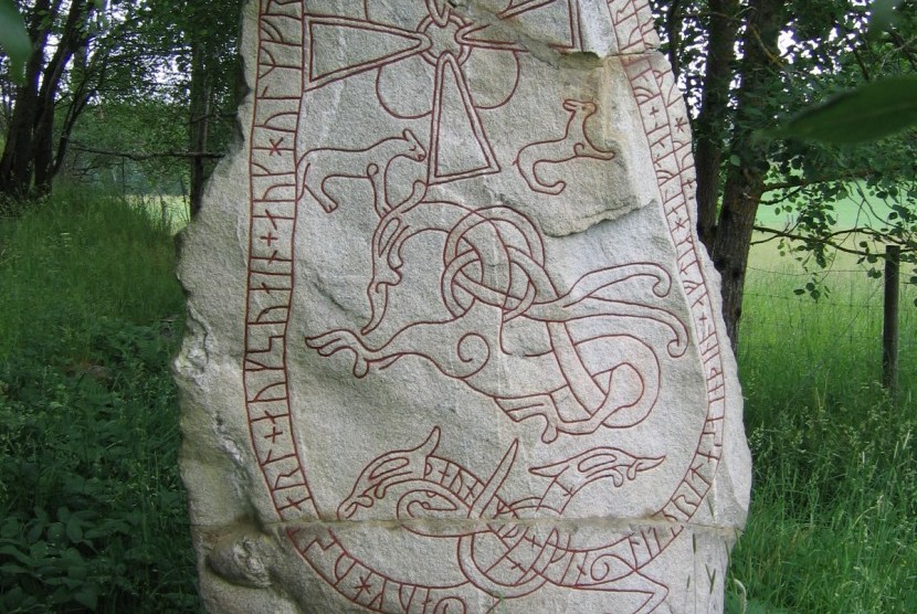 Runestone diukir 1.200 tahun lalu sebagai peninggalan bangsa Viking di Swedia. Foto: Runestone 