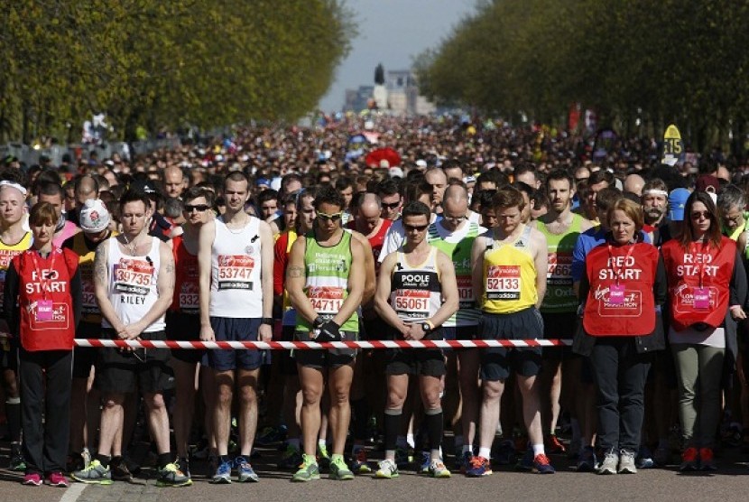 Runners observe a moment of silence before the start of the London Marathon in Greenwich, southeast London April 21, 2013. 