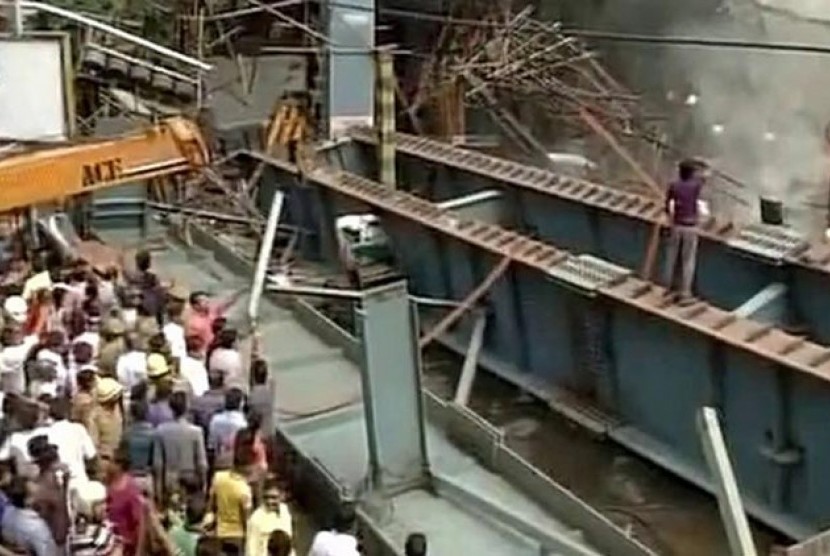 Runtuhnya jalan layang di Kolkata mengakibatkan lebih dari 100 orang terperangkap, Kamis (31/3).