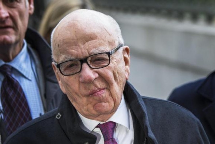 Rupert Murdoch, the chairman of News Corp and 21st Century Fox, arrives at New York State Supreme Court with his lawyers in New York, November 20, 2013.