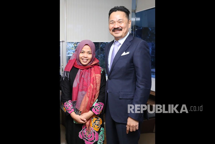 Rusdi Kirana Sambut Siti Aisyah.  Dubes RI untuk Malaysia Rusdi Kirana berfoto dengan Siti Aisyah di KBRI Kuala Lumpur usai sidang di Mahkamah Tinggi Shah Alam, Selangor, Malaysia, Senin (11/3/2019).