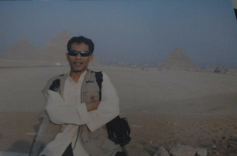 Rusdy Nurdiansyah saat saat berpose dengan latar belakang Piramida Mesir.