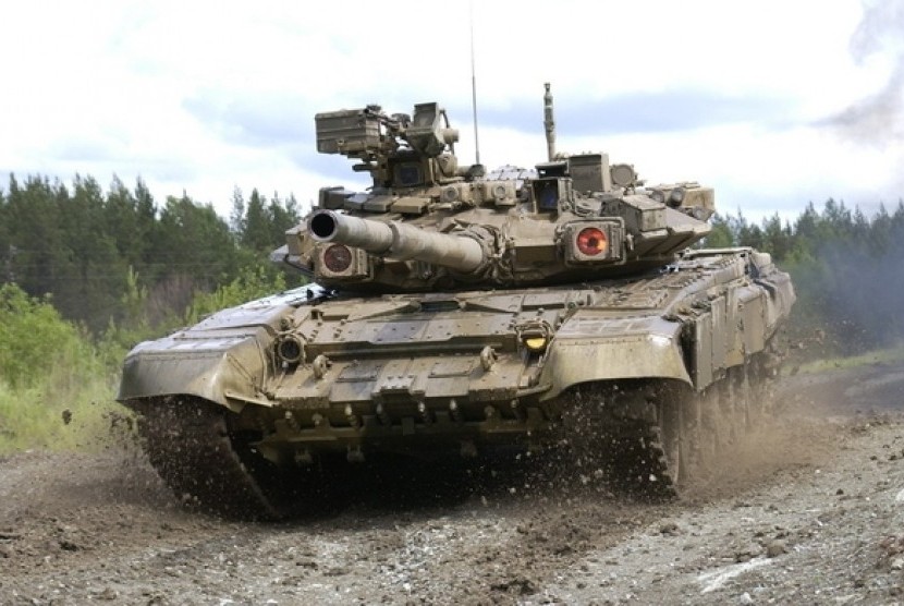 Rusia mengerahkan tank-tank canggih ke Suriah. Tank berjenis T-90 tersebut dikirim untuk meningkatkan kekuatan militer pemerintahan Assad dari serangan para pemberontak. 