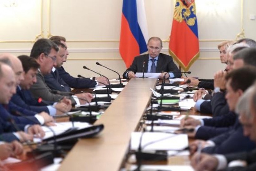 Russia's President Vladimir Putin (center) chairs a government meeting at the Novo-Ogaryovo state residence outside Moscow, July 30, 2014.