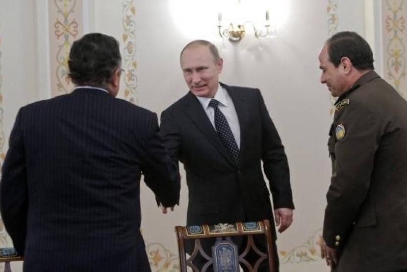 Russia's President Vladimir Putin (center) shakes hands with Egypt's Foreign Minister Nabil Fahmy (left) as Army chief Field Marshal Abdel Fattah al-Sisi looks on during their meeting at the Novo-Ogaryovo state residence outside Moscow, February 13, 2014.