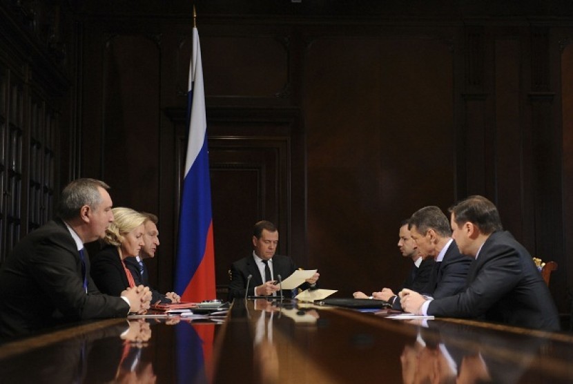 Russia's Prime Minister Dmitry Medvedev (center) meets with his deputies at the Gorki state residence outside Moscow March 18, 2013. The country shifts its foreign policy from its traditional focus to Asia Pacific. (ilustration)