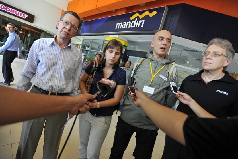 Russian Ambassador to Indonesia Alexander Ivanov (left) explains the chemical reagents sent from Russia, to help the identification process of the Sukhoi's victims, in Jakarta, Saturday. He is accompanied by Russian Forensic team, Andrey Kovalev (second ri