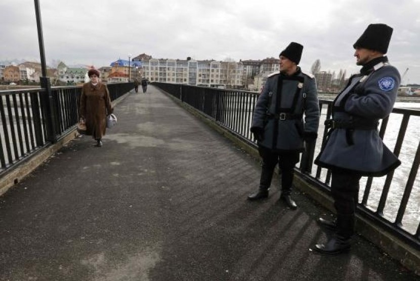 Aparat keamanan Rusia berpatroli di Distrik Adler, Sochi, Rusia.