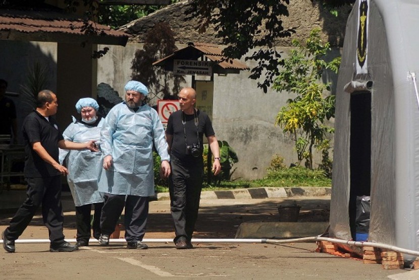 Russian DVI staff are rady to identify Sukhoi victims at Police Hospital in Jakarta, Sunday.  