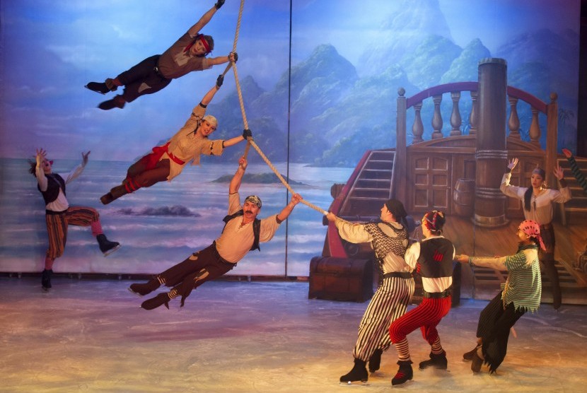Russian Ice Stars membawakan lakon Peter Pan di atas es.
