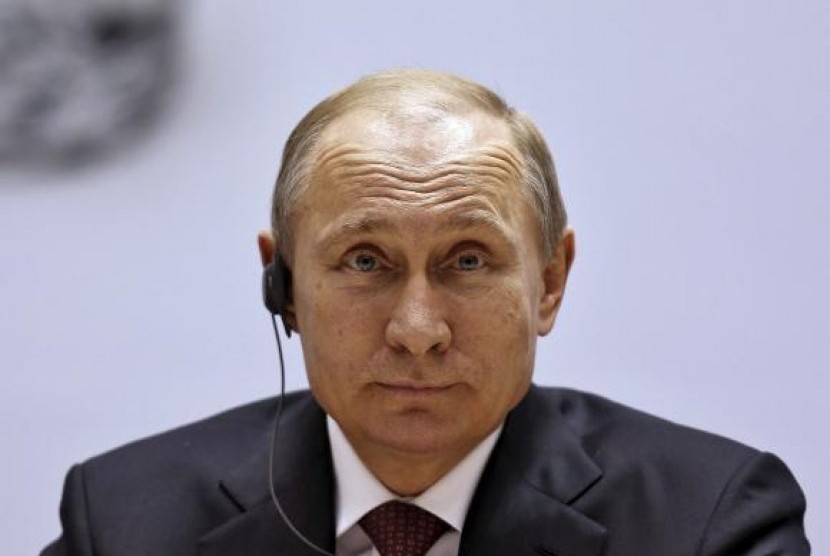 Russian President Vladimir Putin attends the inauguration of World Diamond Conference in New Delhi December 11, 2014. 