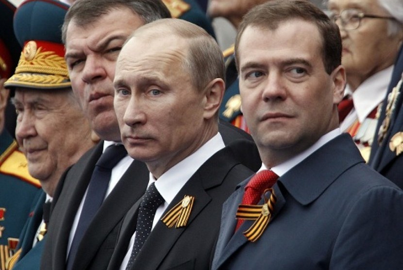 Presiden Rusia, Vladimir Putin dan Wakil Sekretaris Dewan Keamanan Rusia, Dmitry Medvedev. Rusia sebut peningkatan bantuan untuk Ukraina akan menimbulkan ancaman Perang Dunia Ketiga