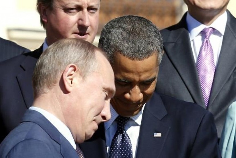 Russian President Vladimir Putin (left) and US President Barack Obama during a group photo at the G20 Summit in St. Petersburg September 6, 2013.  (file photo)