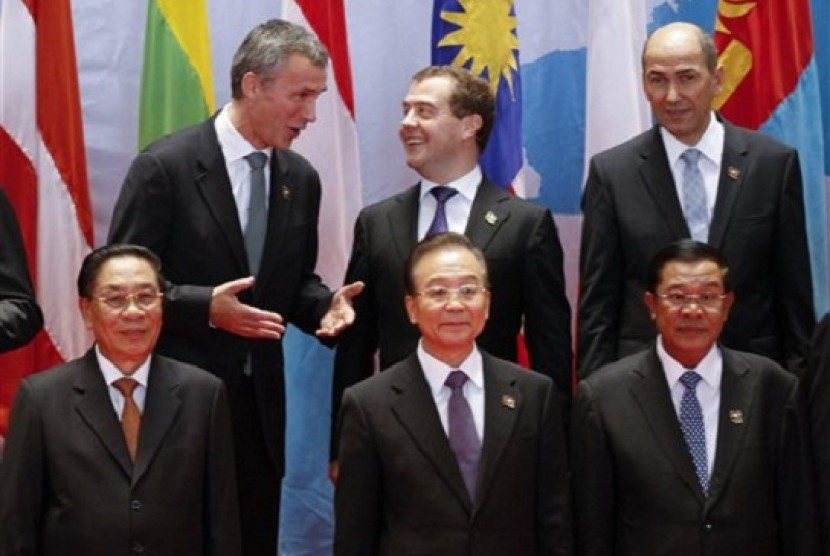 Russian Prime Minister Dmitry Medvedev, top center, listens to his Norwegian counterpart Jens Stoltenberg, top left, as Laotian President Choummaly Sayasone, bottom left, Chinese Premier Wen Jiabao, bottom center, Cambodian Prime Minister Hun Sen, bottom r