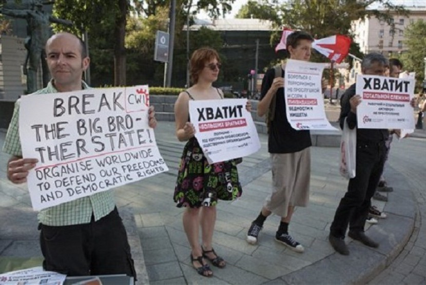 Russian supporters of NSA leaker Edward Snowden rally with posters protesting total surveillance in Moscow, Russia, Friday, July 12, 2013. 